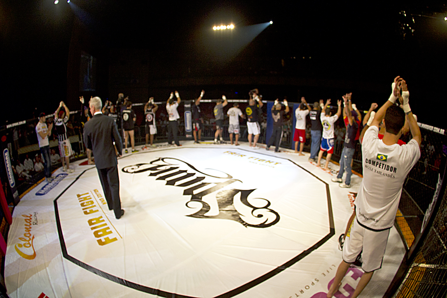 Atletas reunidos na arena FAIR FIGHT, com SPANK no centro do piso