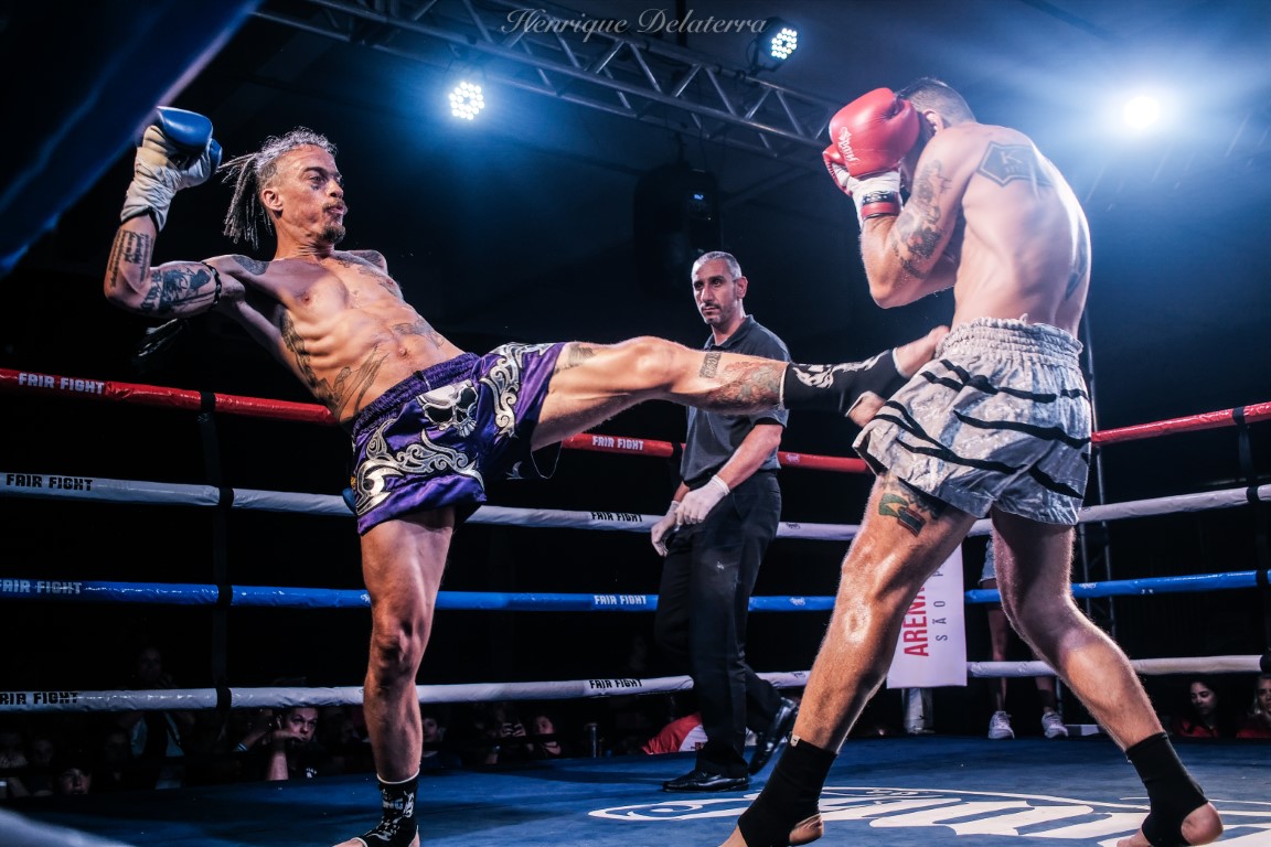 Combate de Muay Thai em ringue com a marca FAIR FIGHT