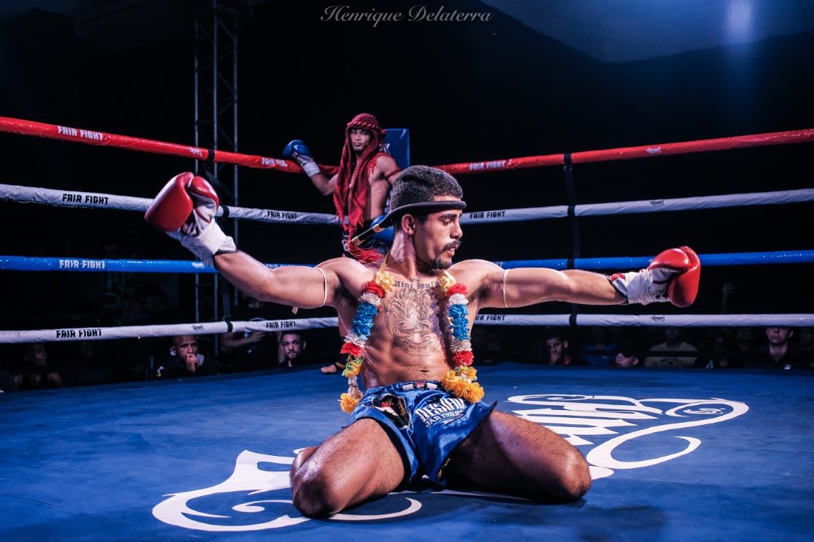 Atleta em ritual de Muay Thai no ringue FAIR FIGHT