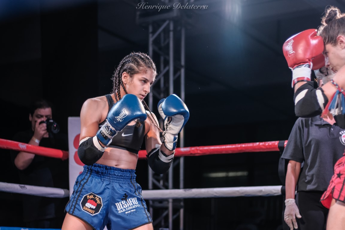 Atletas em combate de Muay Thai usando luvas SPANK