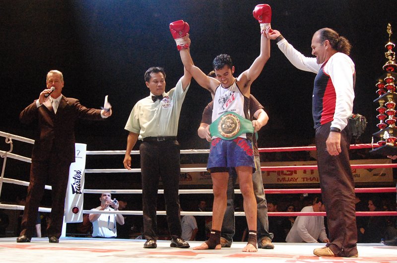 Thiago Michel recebendo o cinturão no FAIR FIGHT Muaythai 2008