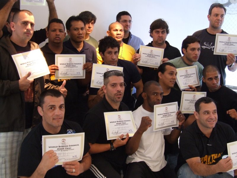 Participantes do seminário reunidos com seus certificados WBC Muaythai
