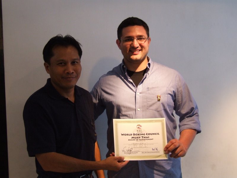 Registro da entrega de certificado no seminário WBC Muaythai
